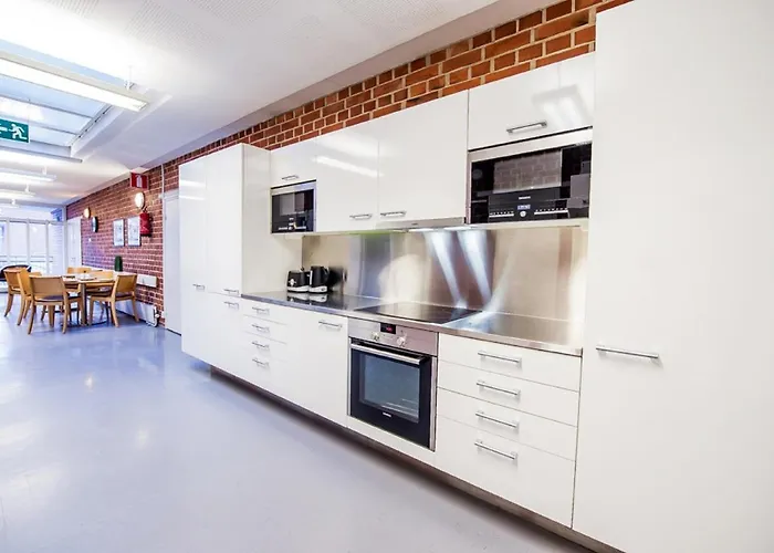 فورينوم هوستيل إيسبو أوتانيمي *